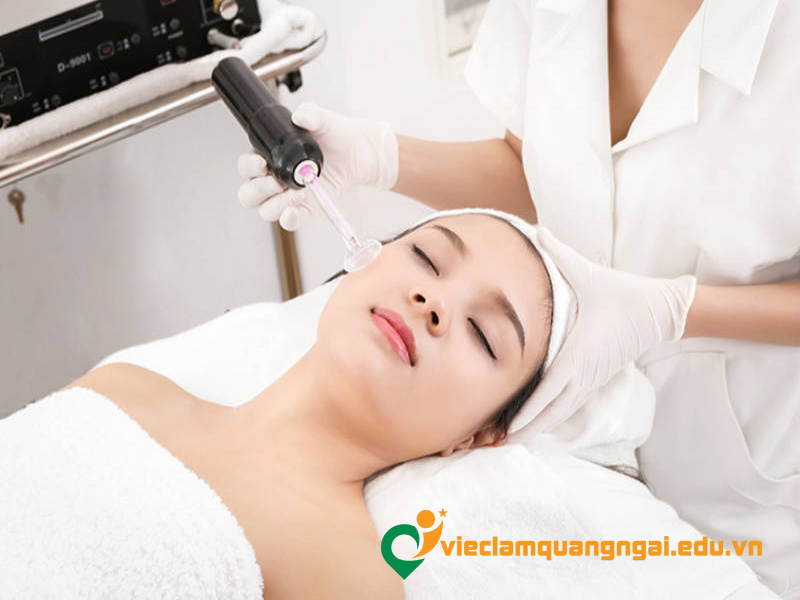 Chuyên viên thẩm mỹ công nghệ cao.