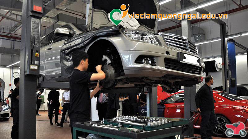 Nhân viên kỹ thuật viên máy gầm và điện lạnh