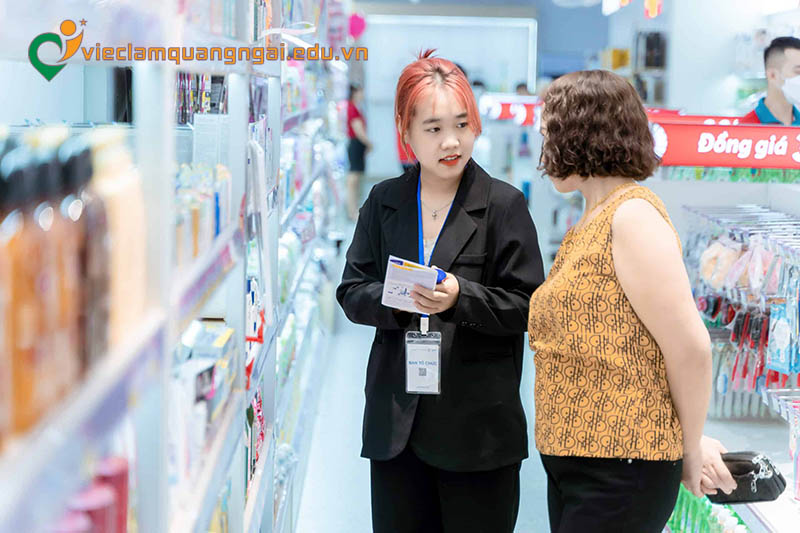 Nhân viên tư vấn tại cửa hàng.