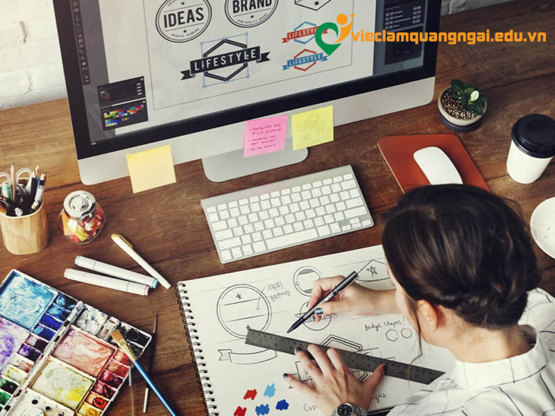 Nhân viên thiết kế bao bì và nhận diện thương hiệu