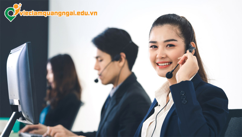 Nhân viên chăm sóc khách hàng qua điện thoại