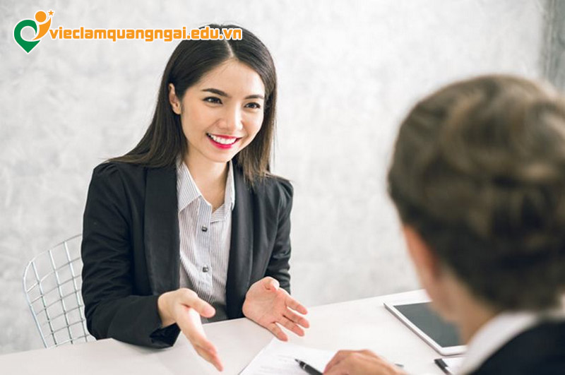 Nhân viên chăm sóc khách hàng trực tiếp tại cửa hàng