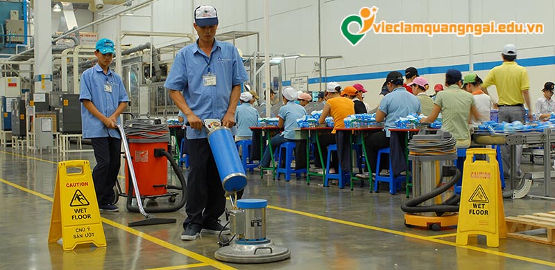 Nhân viên vệ sinh công nghiệp tại nhà xưởng